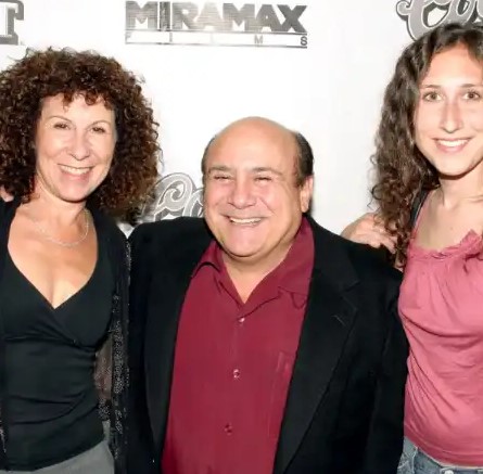 Grace DeVito with her parents, Danny DeVito and Rhea Perlman.